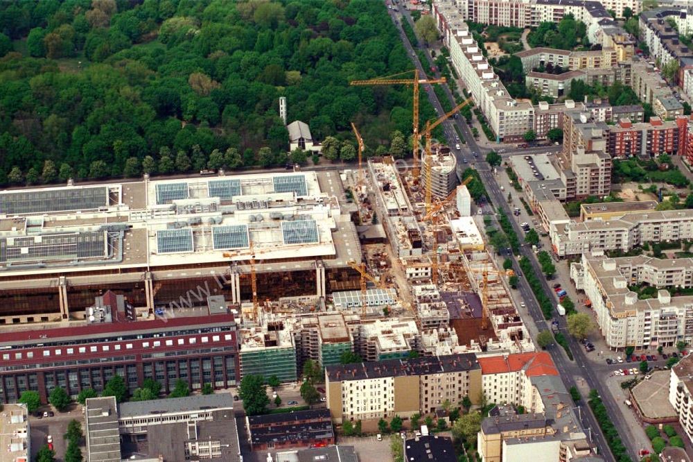 Berlin / Wedding aus der Vogelperspektive: Baustelle Büro- und Industriekomplex in der Brunnenstraße in Berlin-Wedding. Datum: 1995