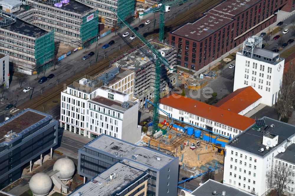 Luftbild Berlin - Baustelle Bürogebäude des Geschäftshauses Am Audio Ecke Rudower Chaussee im Ortsteil Adlershof - Johannestal in Berlin, Deutschland