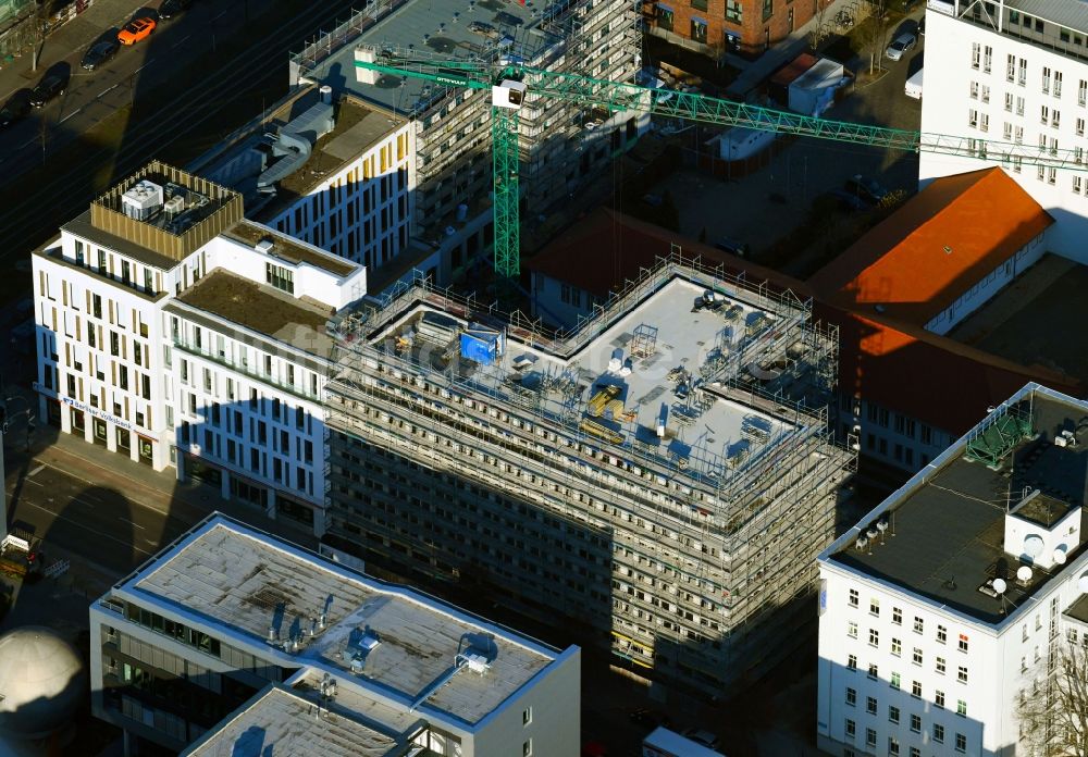 Luftaufnahme Berlin - Baustelle Bürogebäude des Geschäftshauses Am Audio Ecke Rudower Chaussee im Ortsteil Adlershof - Johannestal in Berlin, Deutschland