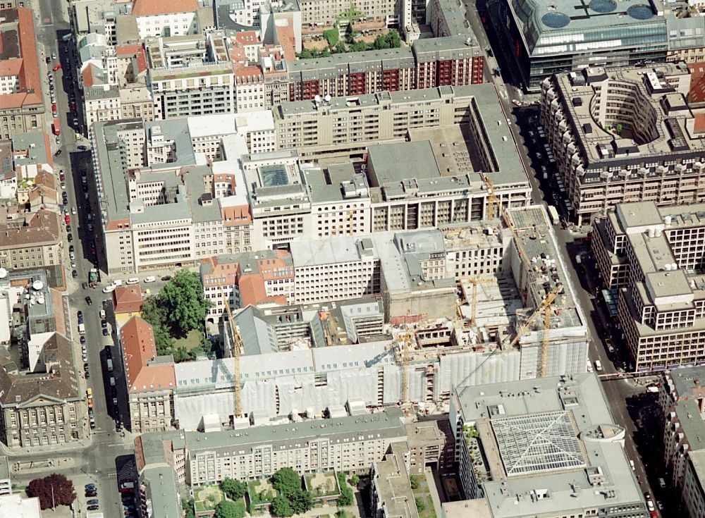 Luftbild Berlin - Baustelle Bürogebäude des Geschäftshauses Friedrichstadt - Quartier 110 der Zürich Versicherung in Berlin