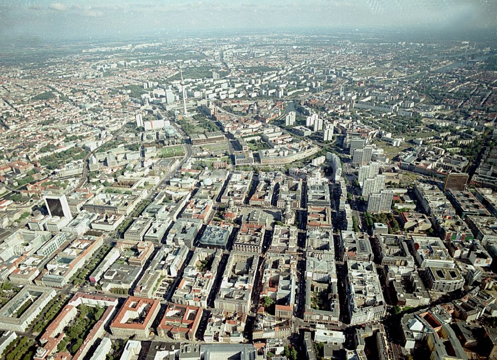 Luftbild Berlin - Baustelle Bürogebäude des Geschäftshauses Friedrichstadt - Quartier 110 der Zürich Versicherung in Berlin