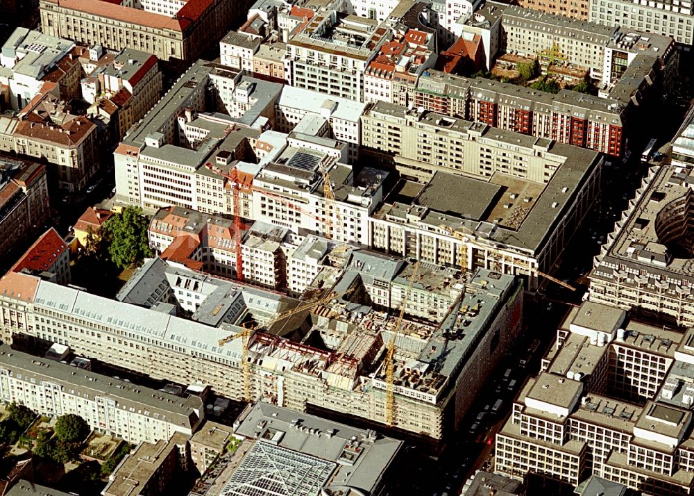 Berlin aus der Vogelperspektive: Baustelle Bürogebäude des Geschäftshauses Friedrichstadt - Quartier 110 der Zürich Versicherung in Berlin