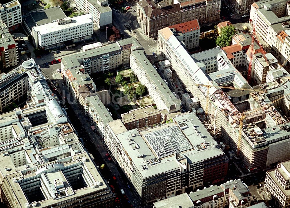 Berlin aus der Vogelperspektive: Baustelle Bürogebäude des Geschäftshauses Friedrichstadt - Quartier 110 der Zürich Versicherung in Berlin