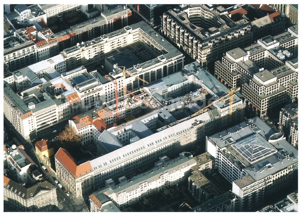 Berlin aus der Vogelperspektive: Baustelle Bürogebäude des Geschäftshauses Friedrichstadt - Quartier 110 der Zürich Versicherung in Berlin