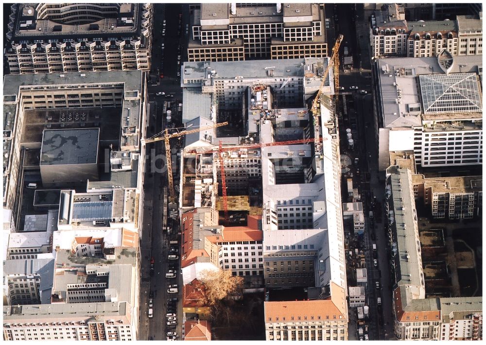 Berlin aus der Vogelperspektive: Baustelle Bürogebäude des Geschäftshauses Friedrichstadt - Quartier 110 der Zürich Versicherung in Berlin