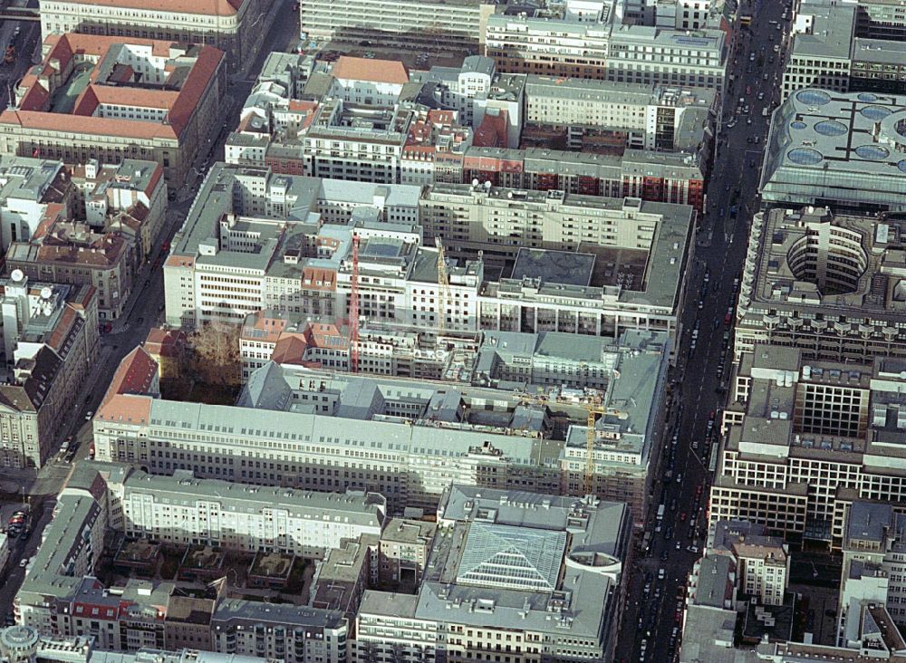 Berlin aus der Vogelperspektive: Baustelle Bürogebäude des Geschäftshauses Friedrichstadt - Quartier 110 der Zürich Versicherung in Berlin