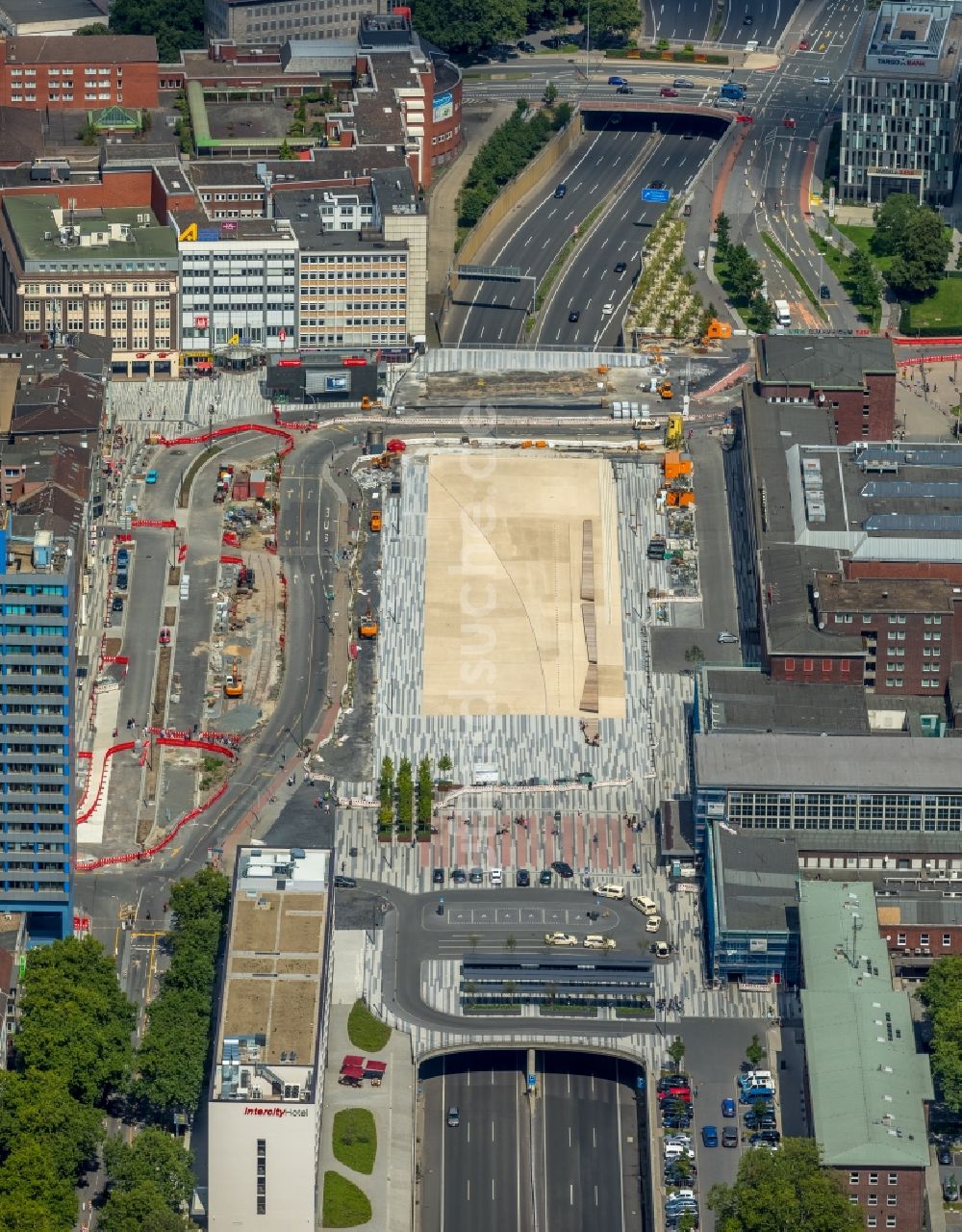 Duisburg von oben - Baustelle Bürogebäude des Geschäftshauses Mercator One in Duisburg im Bundesland Nordrhein-Westfalen, Deutschland