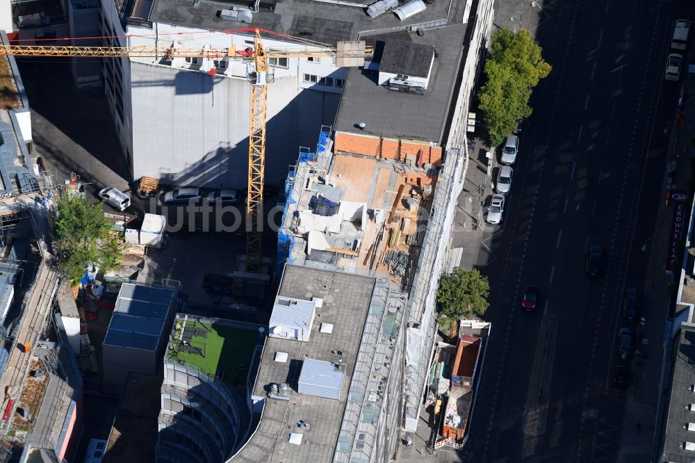 Luftaufnahme Berlin - Baustelle Bürogebäude des Geschäftshauses an der Nürnberger Straße im Ortsteil Charlottenburg in Berlin, Deutschland