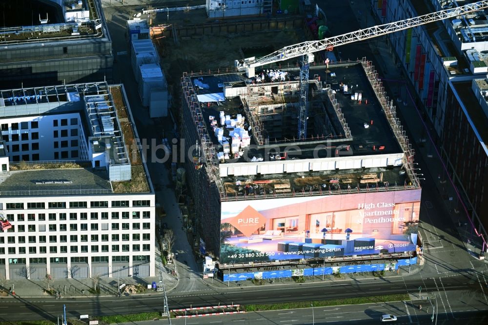 Berlin aus der Vogelperspektive: Baustelle Bürogebäude des Geschäftshauses PURE LIVING im Ortsteil Friedrichshain in Berlin, Deutschland