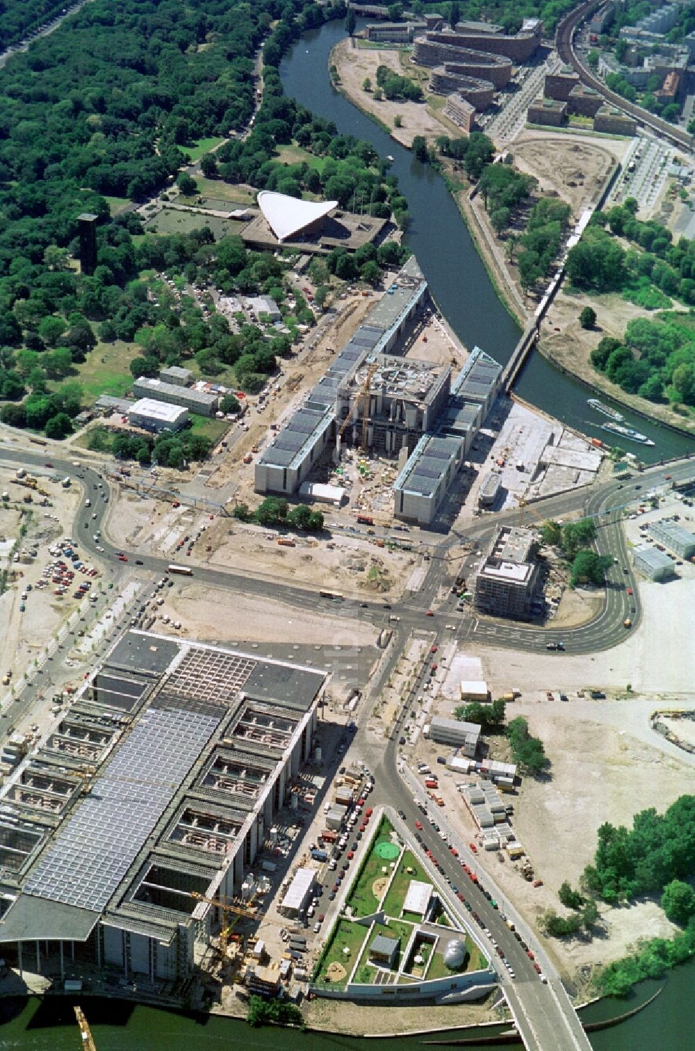 Berlin aus der Vogelperspektive: Baustelle des Bundeskanzleramt zwischen Spree und Tiergarten am Spreebogens des Berliner Regierungsviertel im Zentrum der deutschen Hauptstadt Berlin