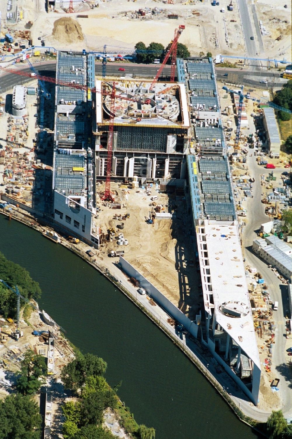 Berlin aus der Vogelperspektive: Baustelle des Bundeskanzleramt zwischen Spree und Tiergarten am Spreebogens des Berliner Regierungsviertel im Zentrum der deutschen Hauptstadt Berlin