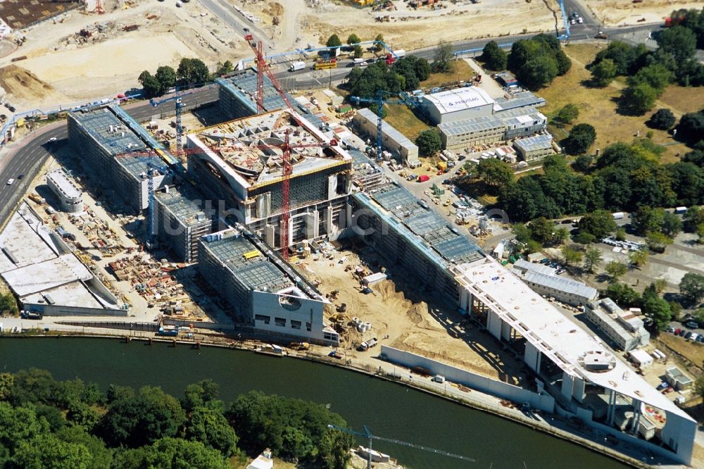 Luftaufnahme Berlin - Baustelle des Bundeskanzleramt zwischen Spree und Tiergarten am Spreebogens des Berliner Regierungsviertel im Zentrum der deutschen Hauptstadt Berlin