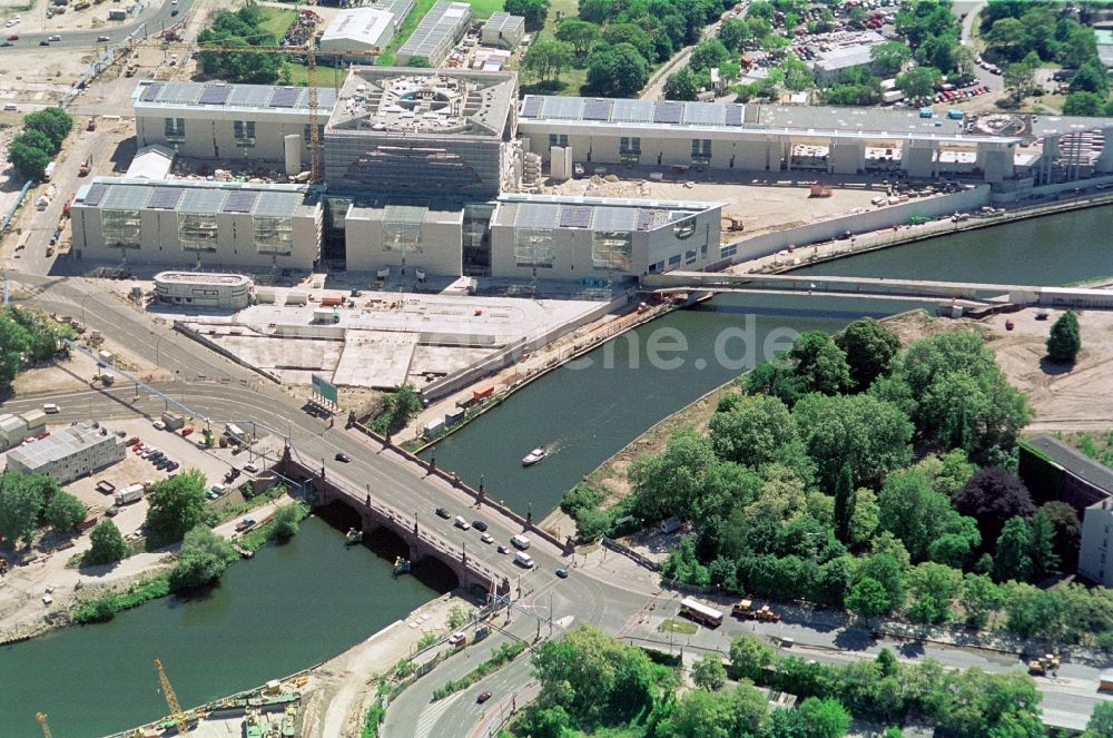 Luftaufnahme Berlin - Baustelle des Bundeskanzleramt zwischen Spree und Tiergarten am Spreebogens des Berliner Regierungsviertel im Zentrum der deutschen Hauptstadt Berlin