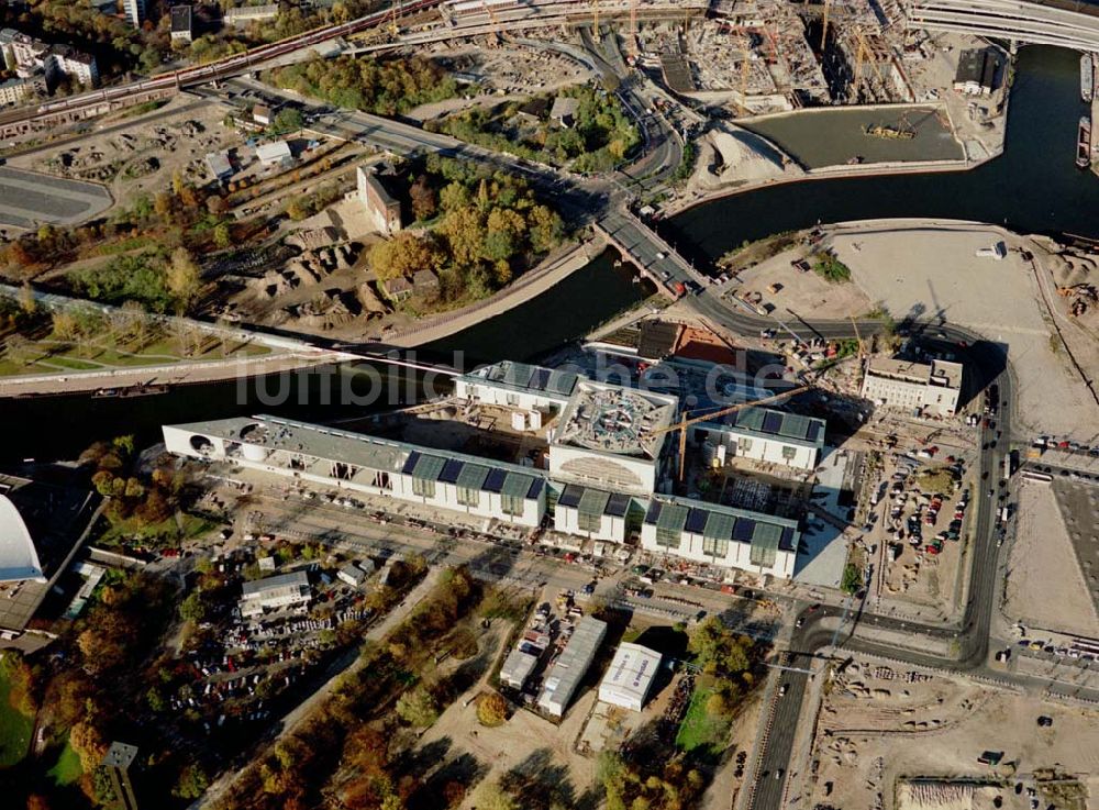 Luftaufnahme Berlin - Tiergarten - Baustelle des Bundeskanzleramtes auf dem Spreebogen in Berlin - Tiergarten.