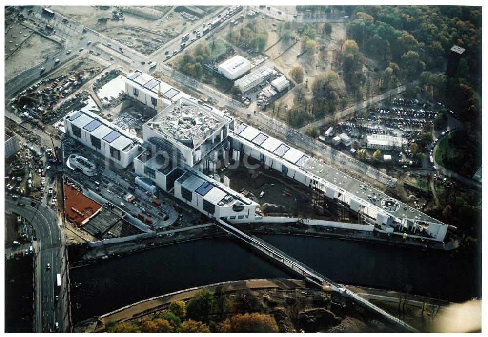 Berlin - Tiergarten aus der Vogelperspektive: Baustelle des Bundeskanzleramtes auf dem Spreebogen in Berlin - Tiergarten.