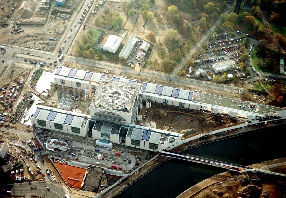 Luftaufnahme Berlin - Tiergarten - Baustelle des Bundeskanzleramtes auf dem Spreebogen in Berlin - Tiergarten.