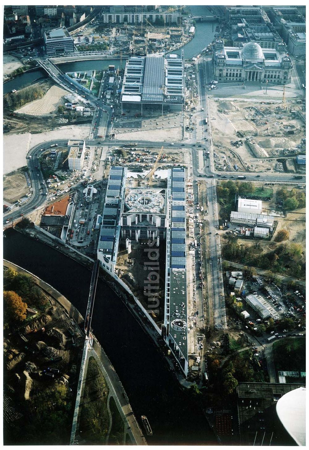 Berlin - Tiergarten von oben - Baustelle des Bundeskanzleramtes auf dem Spreebogen in Berlin - Tiergarten.