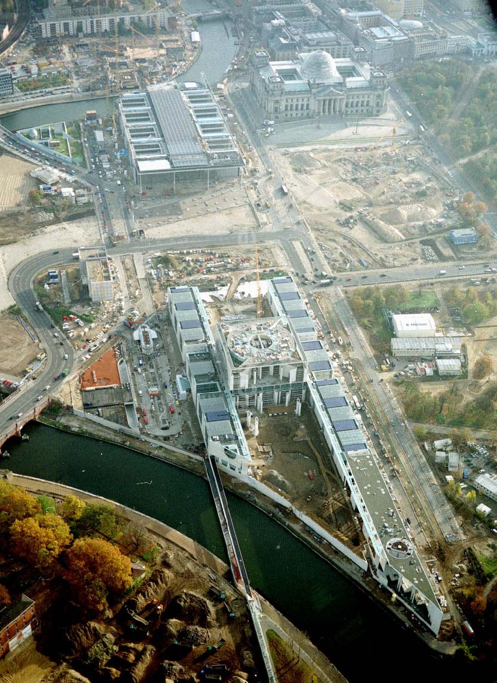 Luftaufnahme Berlin - Tiergarten - Baustelle des Bundeskanzleramtes auf dem Spreebogen in Berlin - Tiergarten.