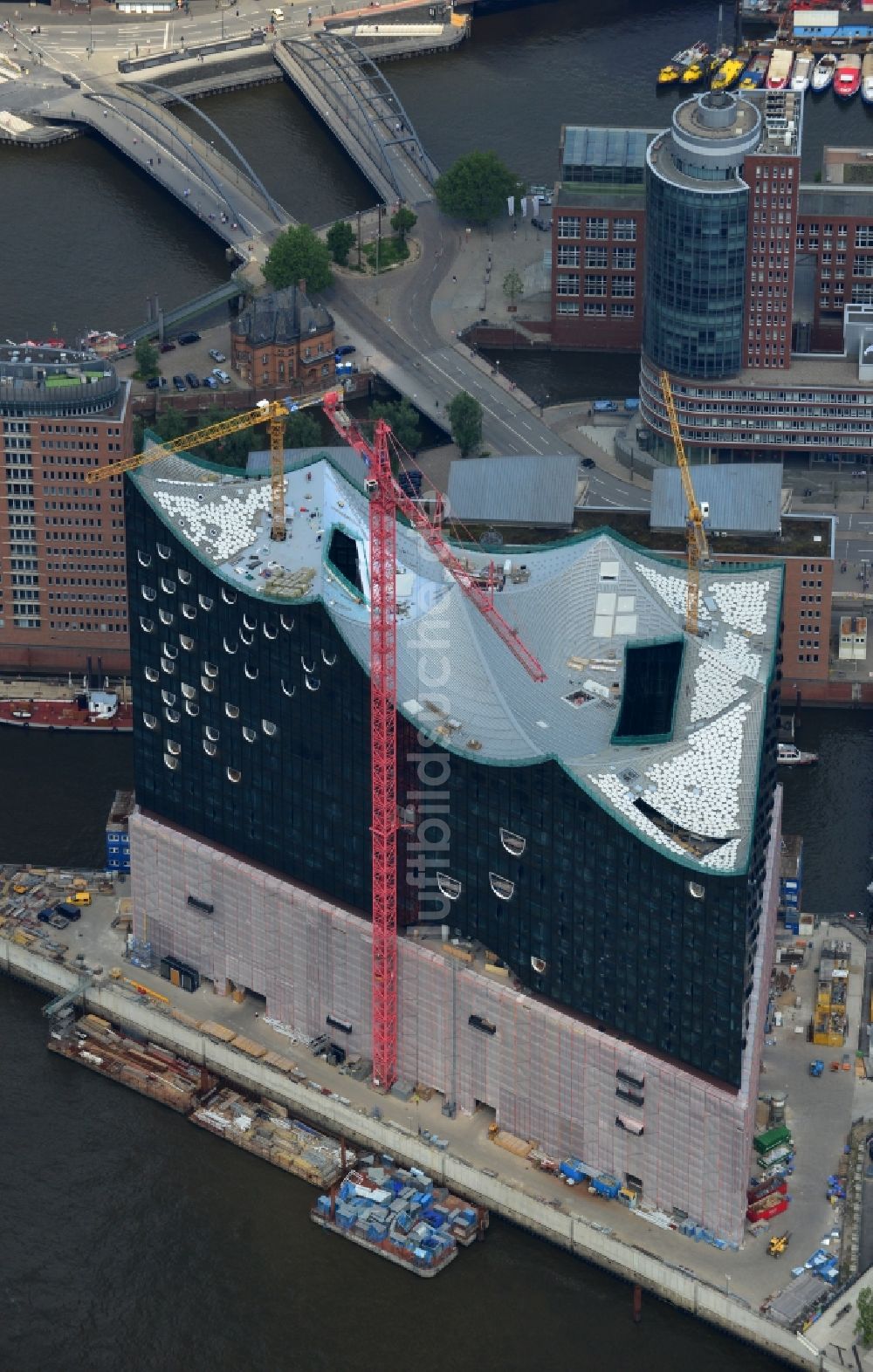 Hamburg von oben - Baustelle der bundesweit umstrittenen Elbphilharmonie auf dem Kaispeicher A in der HafenCity von Hamburg