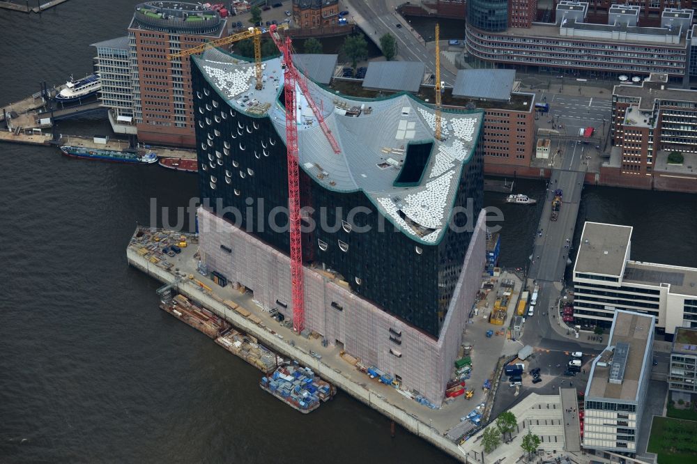 Hamburg aus der Vogelperspektive: Baustelle der bundesweit umstrittenen Elbphilharmonie auf dem Kaispeicher A in der HafenCity von Hamburg