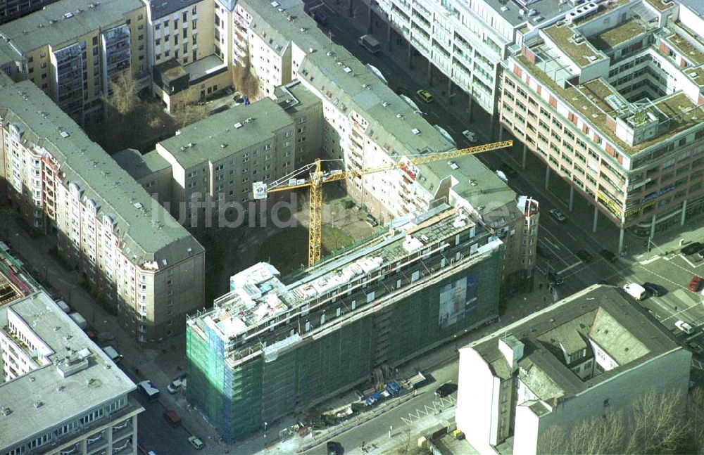 Berlin- Mitte aus der Vogelperspektive: Baustelle Charlottenstraße 68-71 der BEOS Projektentwicklung GmbH. 11.03.02