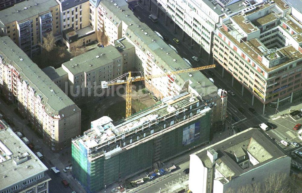 Berlin- Mitte aus der Vogelperspektive: Baustelle Charlottenstraße 68-71 der BEOS Projektentwicklung GmbH. 11.03.02