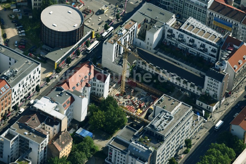 Luftaufnahme Berlin - Baustelle CONEX Baugesellschaft mbH zum Neubau einer Mehrfamilienhaus-Wohnanlage Zimmerstraße im Ortsteil Mitte in Berlin, Deutschland