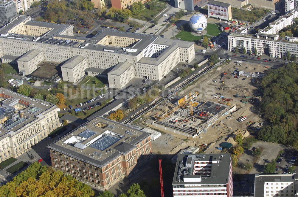 Berlin aus der Vogelperspektive: Baustelle des Dokumentationszentrums Topographie des Terrors, ehem. Reichsluftfahrtministerium und Martin Gropius Bau in Berlin Kreuzberg