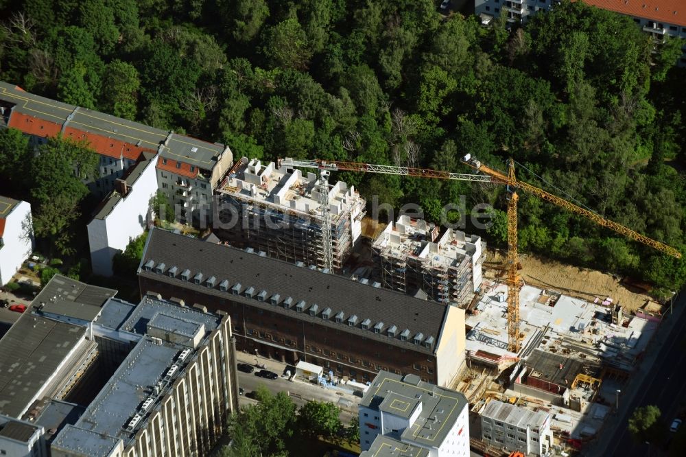 Berlin aus der Vogelperspektive: Baustelle der Dolphin Trust GmbH zum Neubau einer Mehrfamilienhaus-Wohnanlage Carrée Alte Post an der Dottistraße - Ruschetraße im Ortsteil Lichtenberg in Berlin, Deutschland