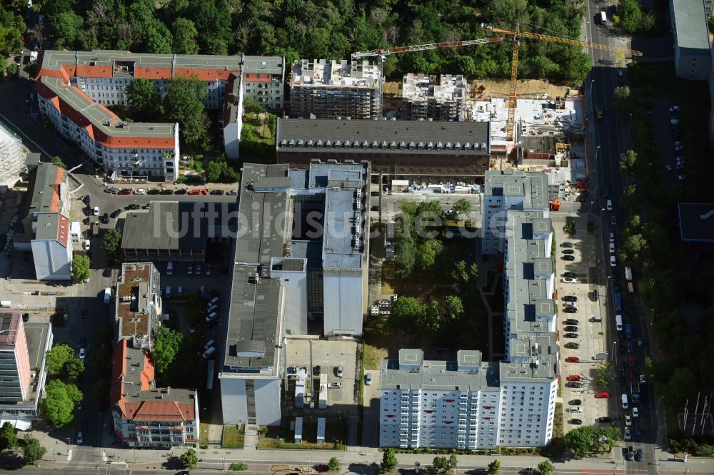 Luftbild Berlin - Baustelle der Dolphin Trust GmbH zum Neubau einer Mehrfamilienhaus-Wohnanlage Carrée Alte Post an der Dottistraße - Ruschetraße im Ortsteil Lichtenberg in Berlin, Deutschland