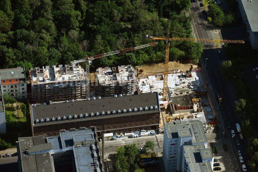 Luftbild Berlin - Baustelle der Dolphin Trust GmbH zum Neubau einer Mehrfamilienhaus-Wohnanlage Carrée Alte Post an der Dottistraße - Ruschetraße im Ortsteil Lichtenberg in Berlin, Deutschland