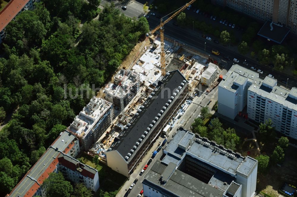 Luftaufnahme Berlin - Baustelle der Dolphin Trust GmbH zum Neubau einer Mehrfamilienhaus-Wohnanlage Carrée Alte Post an der Dottistraße - Ruschetraße im Ortsteil Lichtenberg in Berlin, Deutschland