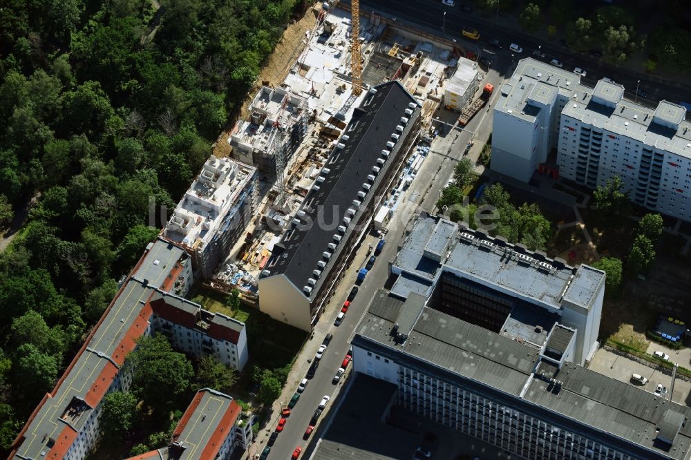 Berlin von oben - Baustelle der Dolphin Trust GmbH zum Neubau einer Mehrfamilienhaus-Wohnanlage Carrée Alte Post an der Dottistraße - Ruschetraße im Ortsteil Lichtenberg in Berlin, Deutschland