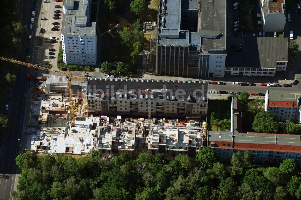 Luftaufnahme Berlin - Baustelle der Dolphin Trust GmbH zum Neubau einer Mehrfamilienhaus-Wohnanlage Carrée Alte Post an der Dottistraße - Ruschetraße im Ortsteil Lichtenberg in Berlin, Deutschland