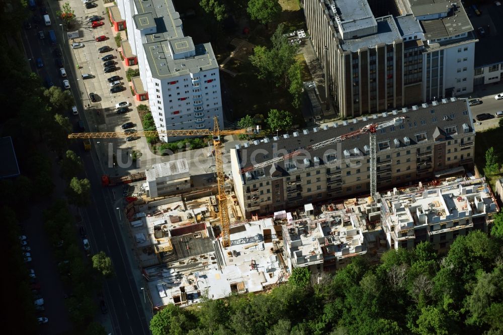 Berlin von oben - Baustelle der Dolphin Trust GmbH zum Neubau einer Mehrfamilienhaus-Wohnanlage Carrée Alte Post an der Dottistraße - Ruschetraße im Ortsteil Lichtenberg in Berlin, Deutschland