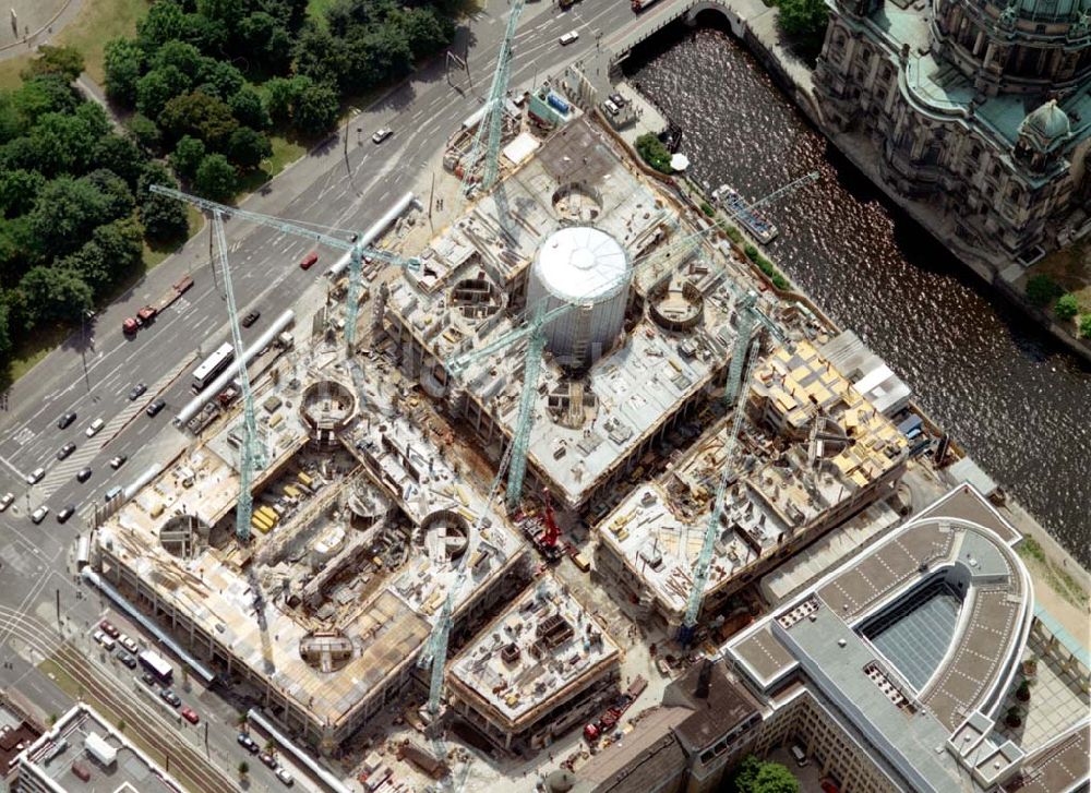 Luftaufnahme Berlin - Baustelle DOM-AQUAREE der DIFA am Berliner Dom in Berlin - Mitte. 08.07.02