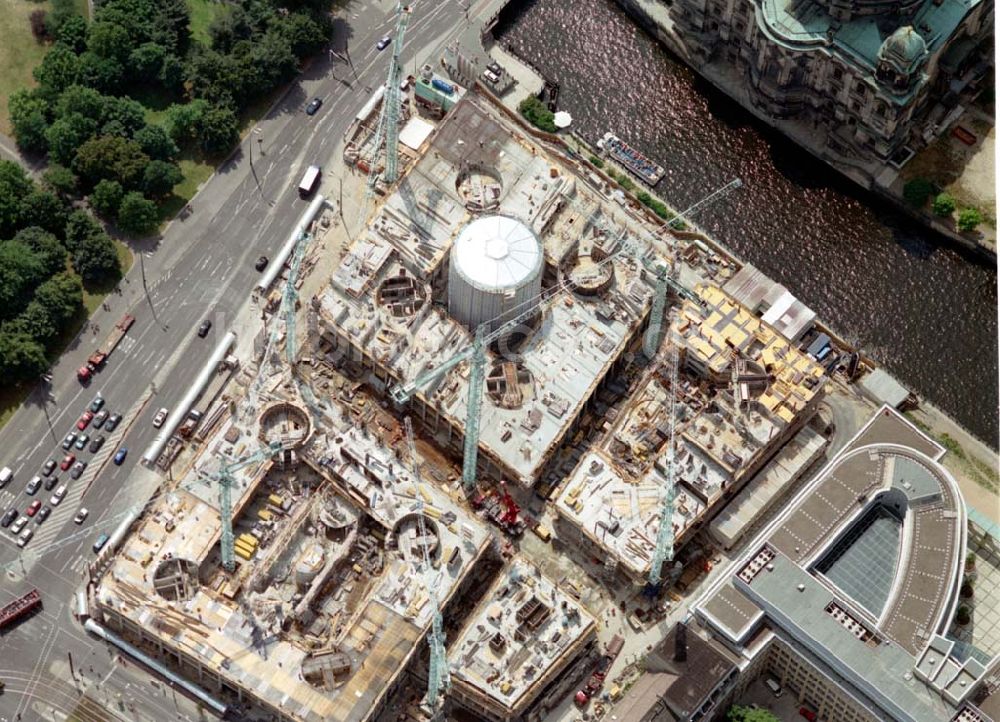 Berlin aus der Vogelperspektive: Baustelle DOM-AQUAREE der DIFA am Berliner Dom in Berlin - Mitte. 08.07.02