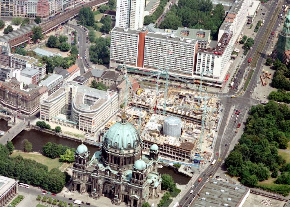 Luftbild Berlin - Baustelle DOM-AQUAREE der DIFA am Berliner Dom in Berlin - Mitte. 08.07.02