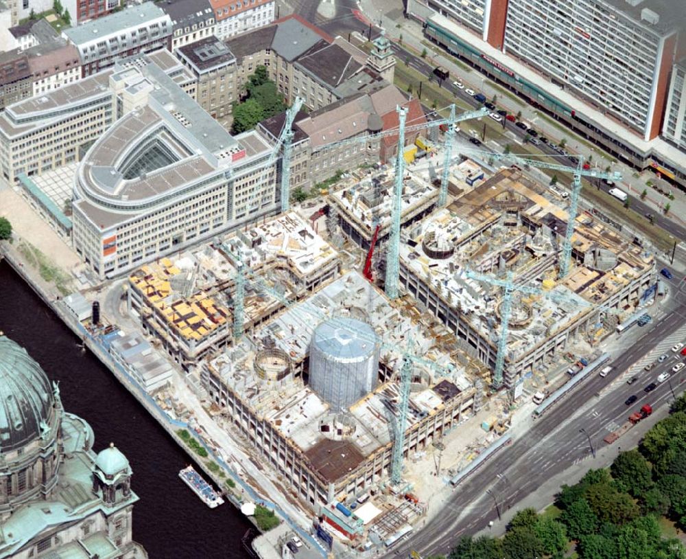 Berlin von oben - Baustelle DOM-AQUAREE der DIFA am Berliner Dom in Berlin - Mitte. 08.07.02