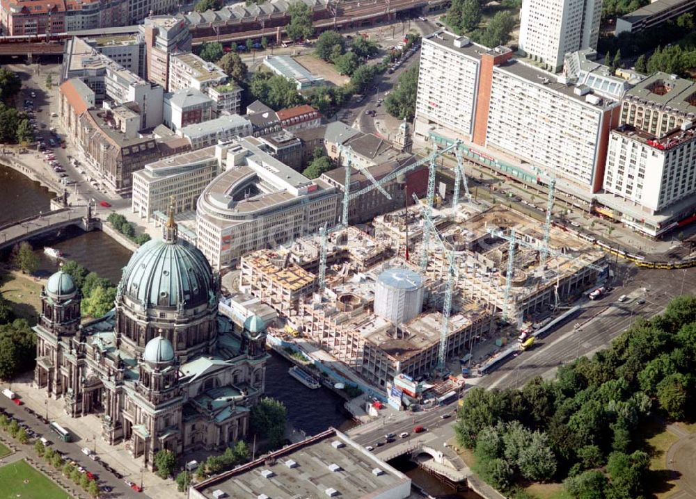 Berlin von oben - Baustelle DOM-AQUAREE der DIFA am Berliner Dom in Berlin - Mitte. 08.07.02