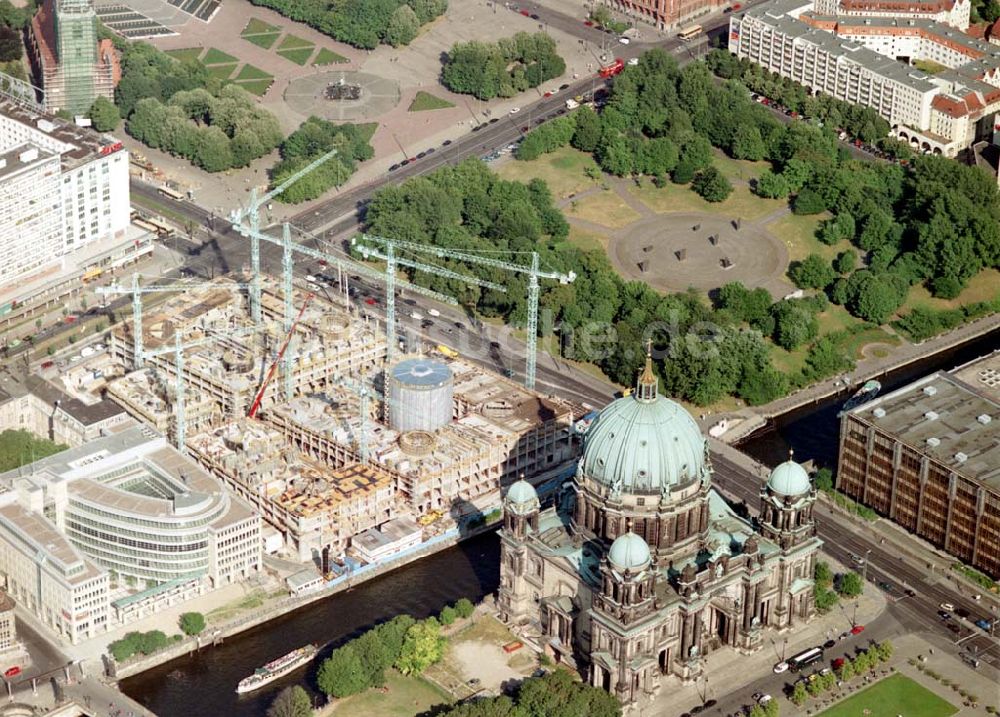 Berlin aus der Vogelperspektive: Baustelle DOM-AQUAREE der DIFA am Berliner Dom in Berlin - Mitte. 08.07.02