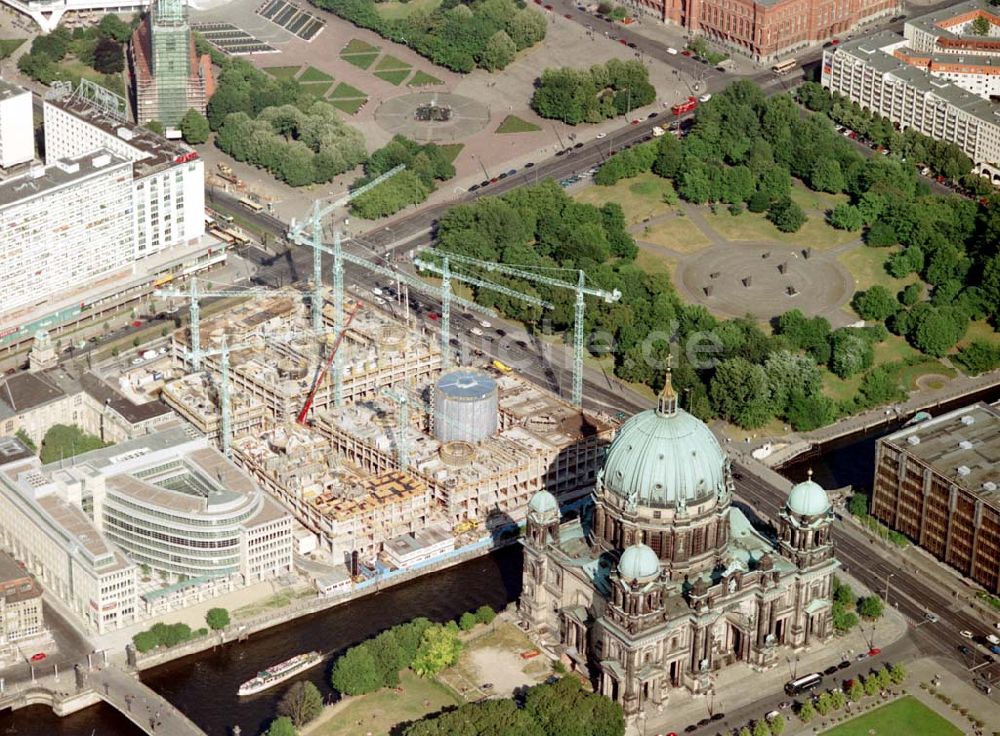 Luftbild Berlin - Baustelle DOM-AQUAREE der DIFA am Berliner Dom in Berlin - Mitte. 08.07.02