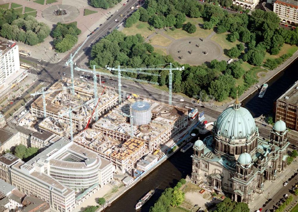 Luftbild Berlin - Baustelle DOM-AQUAREE der DIFA am Berliner Dom in Berlin - Mitte. 08.07.02