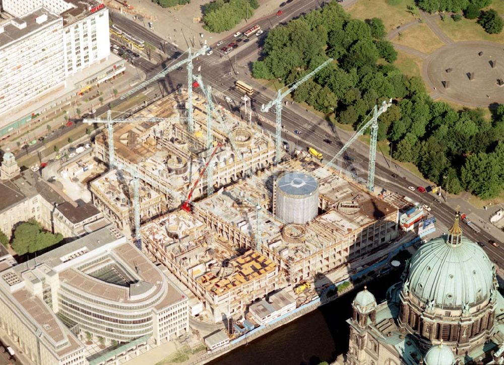 Luftbild Berlin - Baustelle DOM-AQUAREE der DIFA am Berliner Dom in Berlin - Mitte. 08.07.02