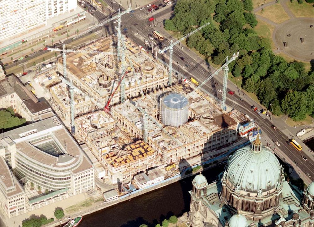 Luftaufnahme Berlin - Baustelle DOM-AQUAREE der DIFA am Berliner Dom in Berlin - Mitte. 08.07.02