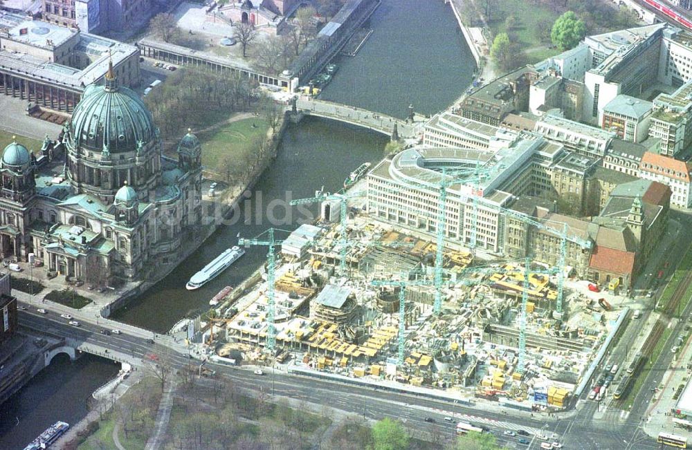 Luftbild Berlin - Baustelle Domhotel am Berliner Dom. 09.04.2002