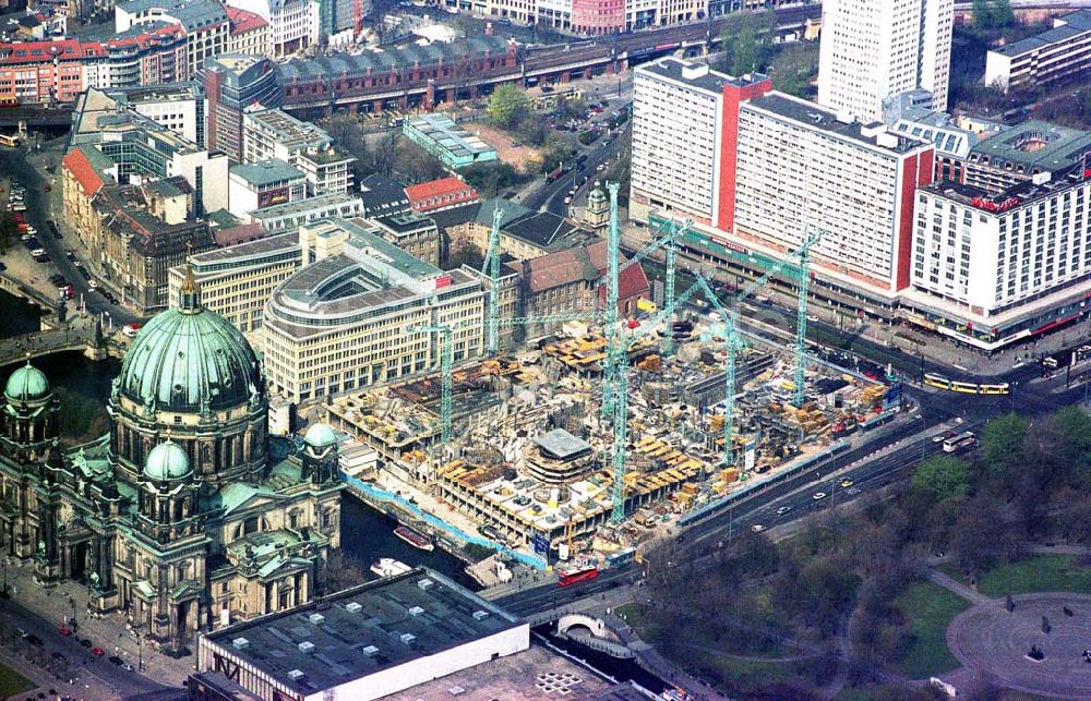 Luftaufnahme Berlin - Baustelle Domhotel am Berliner Dom. 09.04.2002