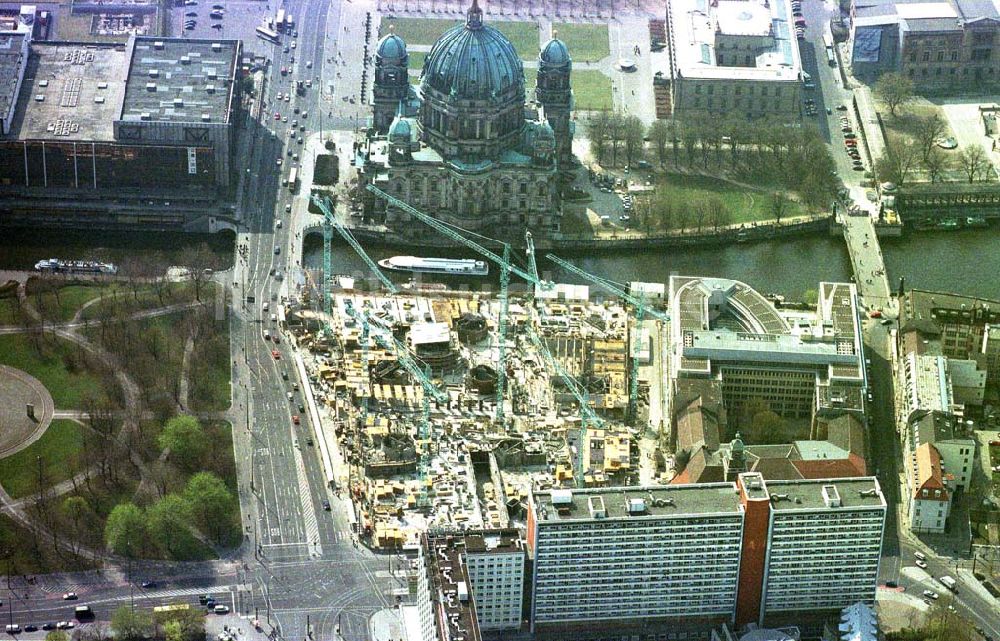 Berlin von oben - Baustelle Domhotel am Berliner Dom. 09.04.2002