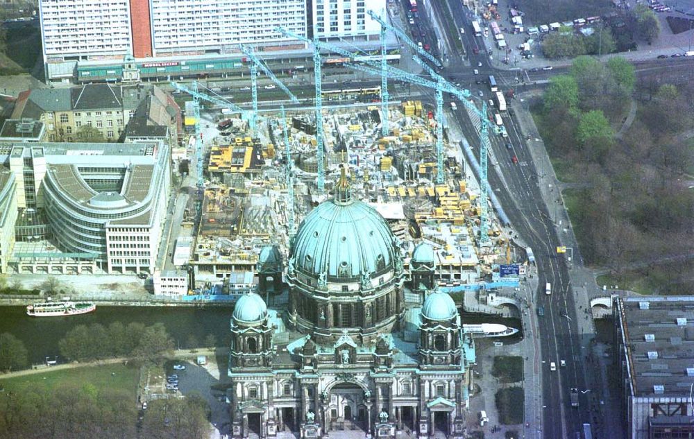 Luftaufnahme Berlin - Baustelle Domhotel am Berliner Dom. 09.04.2002