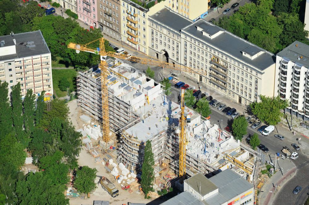 Berlin Friedrichshain von oben - Baustelle DOMICIL Seniorenpflegeheim Frankfurter Tor Berlin-Friedrichshain